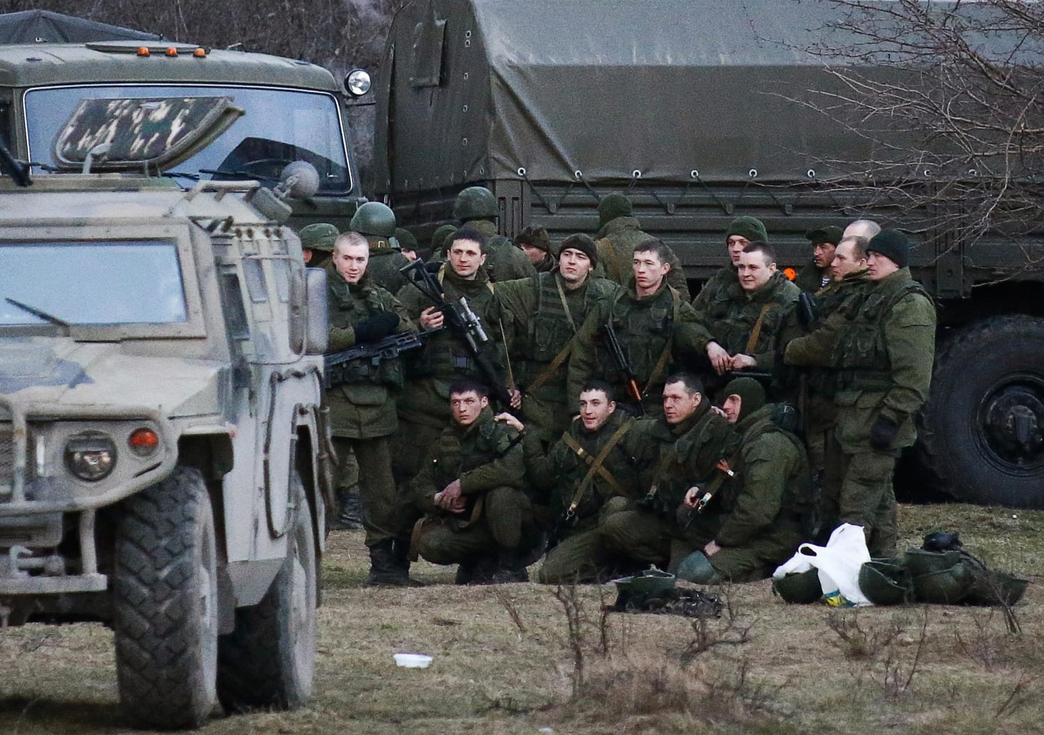 Снять военных. Солдаты РФ В Крыму 2014. Крым 2014 Перевальное. Воинские части Украины. Военное вторжение в Крым.