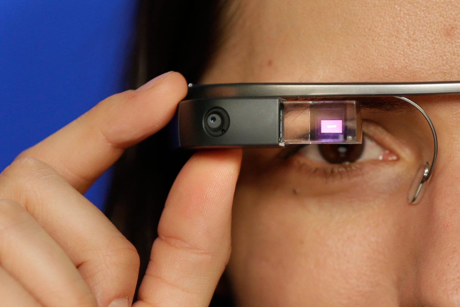 Умная камера человек. Смарт-очки Google Glass 3.0. Очки Google Glass. Очки дополненной реальности Google Glass. Умные очки Google Glass.