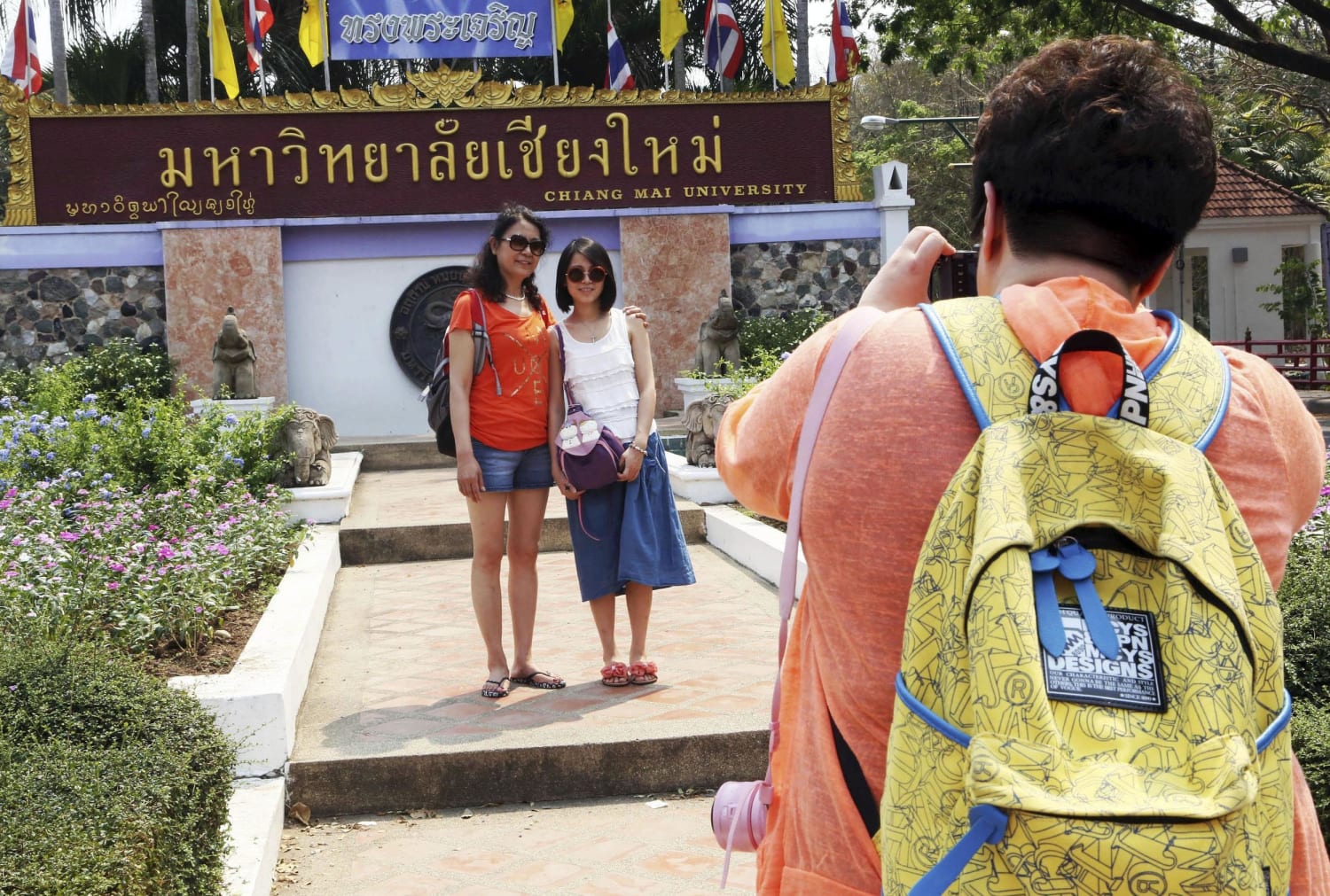 Иностранец в тайланде. Туристы в Таиланде с документами. Tourists in Chiang mai in Thailand. "The Guardian" Таиланд. Туристы в Таиланде с билетами.