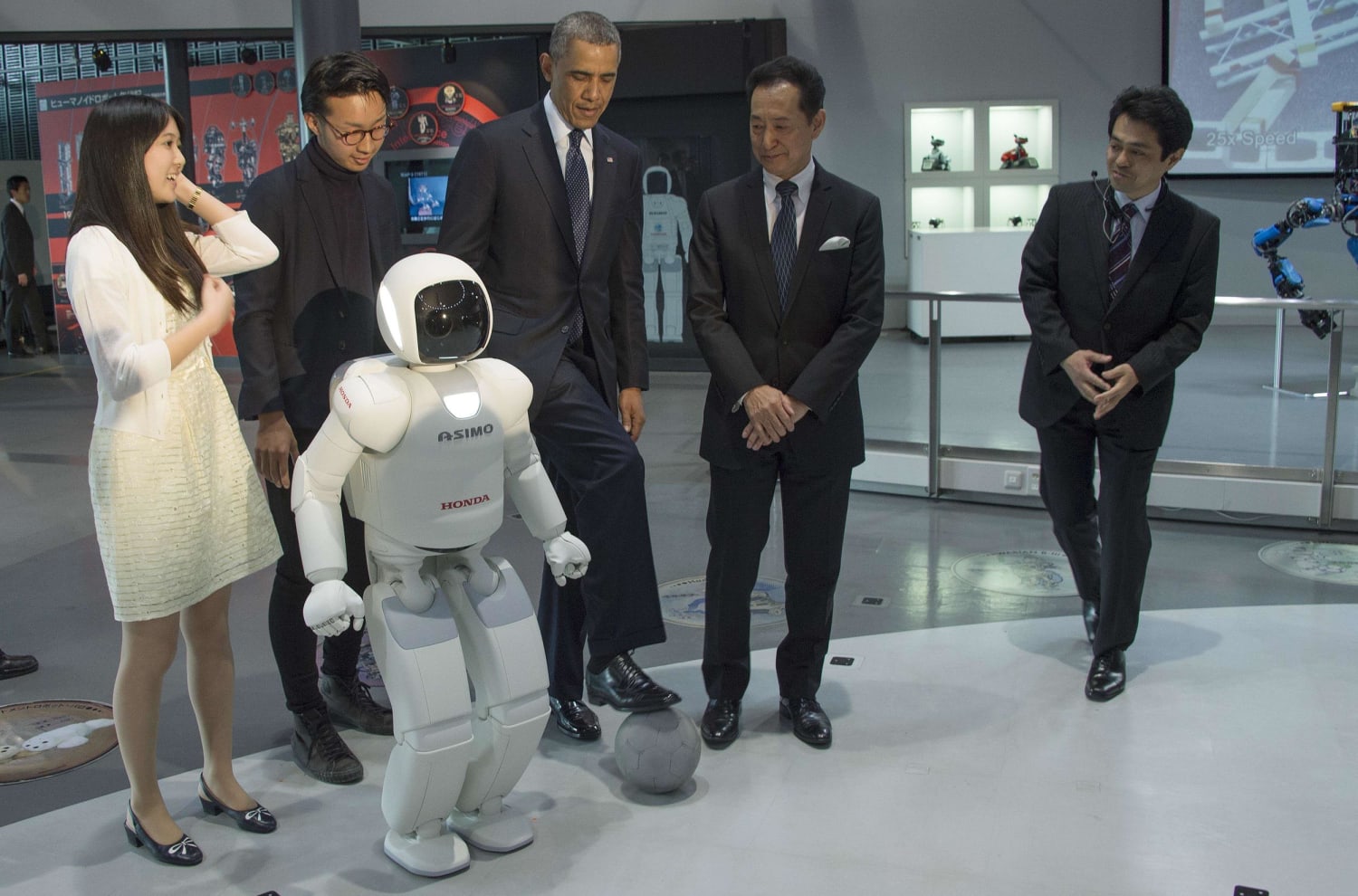 Японские разработчики. Япония робот АСИМО. Робот АСИМО 2014. ASIMO Honda робот Япония. Первый робот ASIMO.