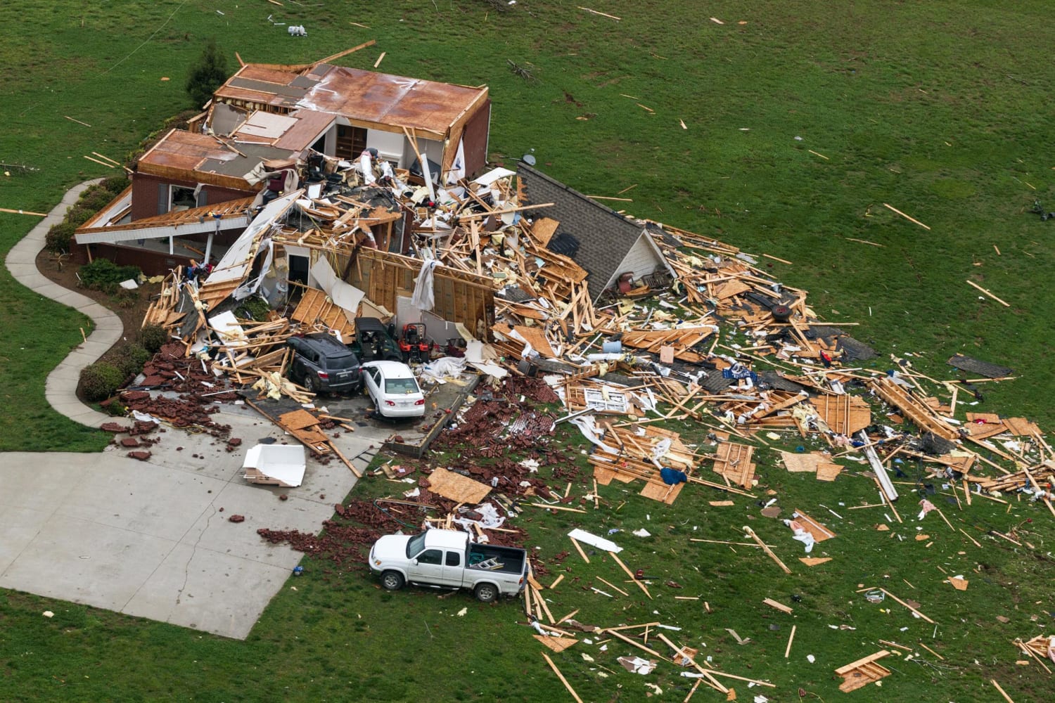 Торнадо разрушило. Разрушенные дома в США от Торнадо.