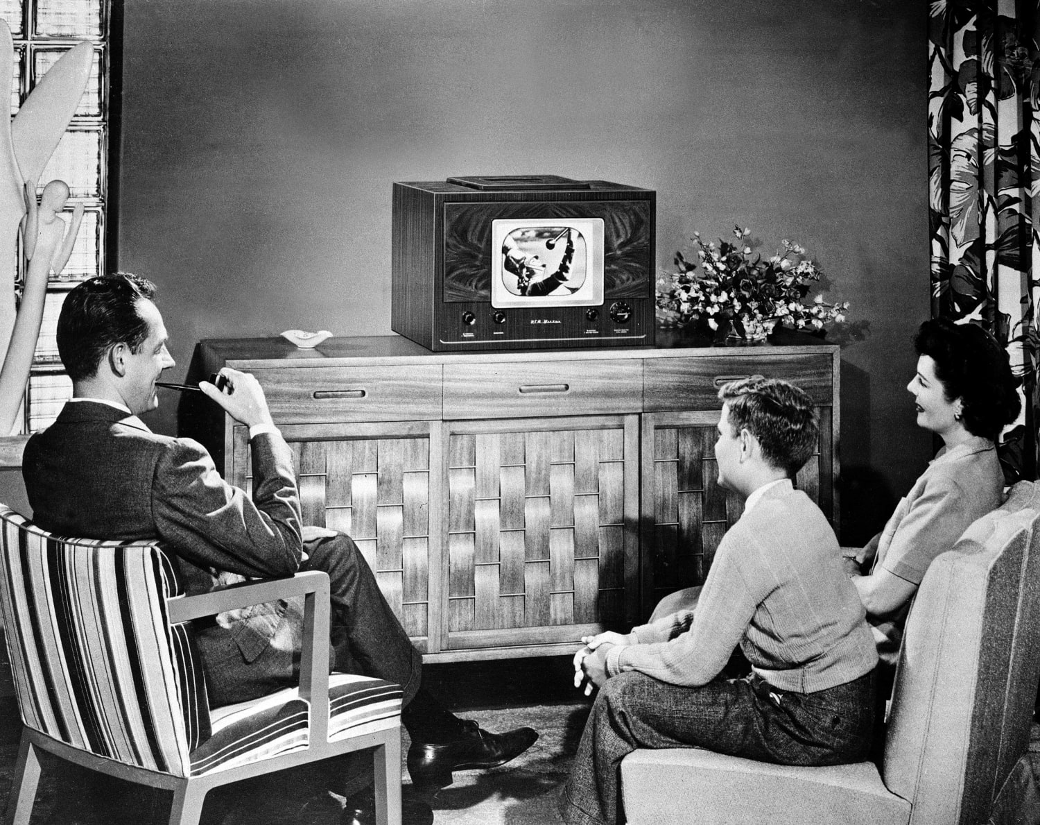 The tv programme teenagers. Американский телевизор. Телевизор 20 века. Первый телевизор. Первые телевизоры в США.