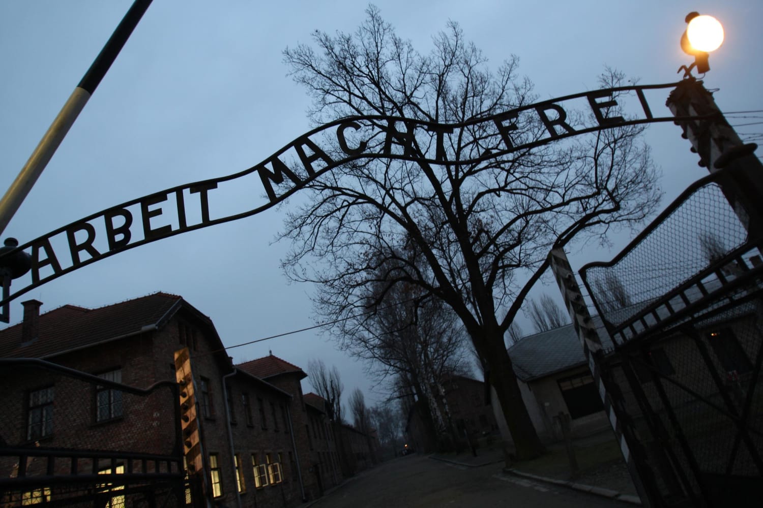 Труд освобождает. Arbeit macht frei Аушвиц. Arbeit macht frei концлагерь. Arbeit macht frei Освенцим. Арбайтен Махт Фрай Освенцим.