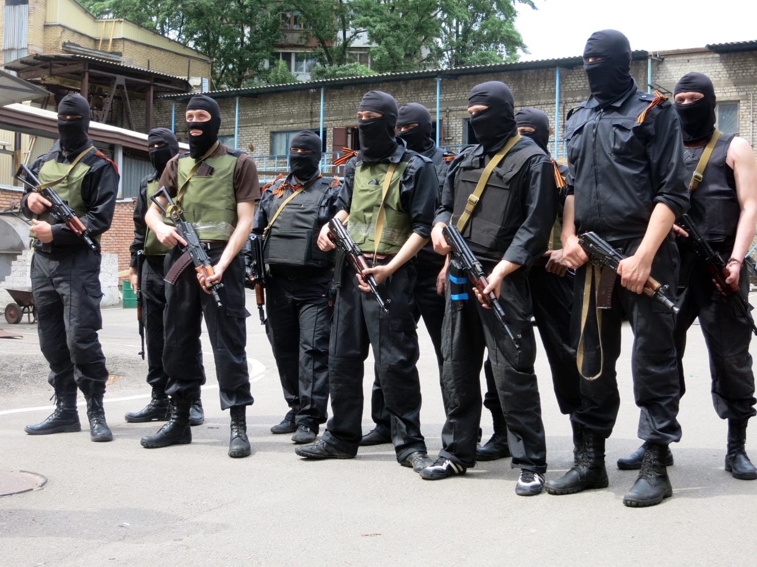 Фото четырех террористов. Террористы в масках с оружием. Вооруженные банды. Вооруженные бандиты. Бандиты в масках с оружием.