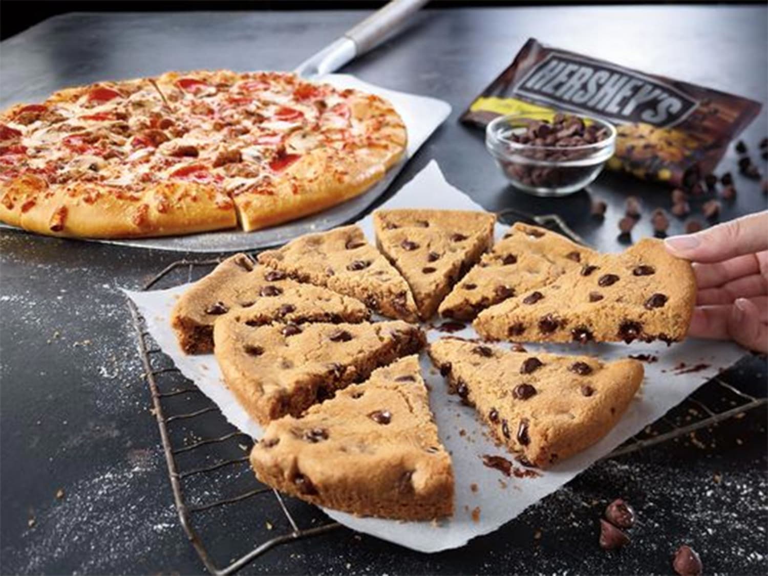 Pizza hut. Печенье кукис американское папа Джонс. Папа Джонс печенье кукис. Печенье пицца. Печенье в виде пиццы.