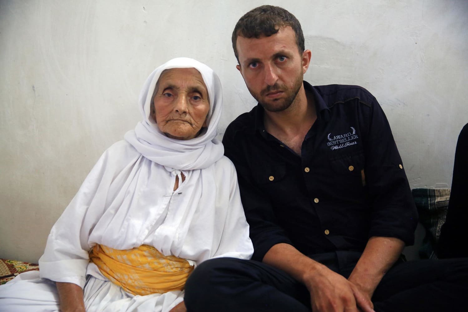 Qani, erining oldida yig‘laydi.