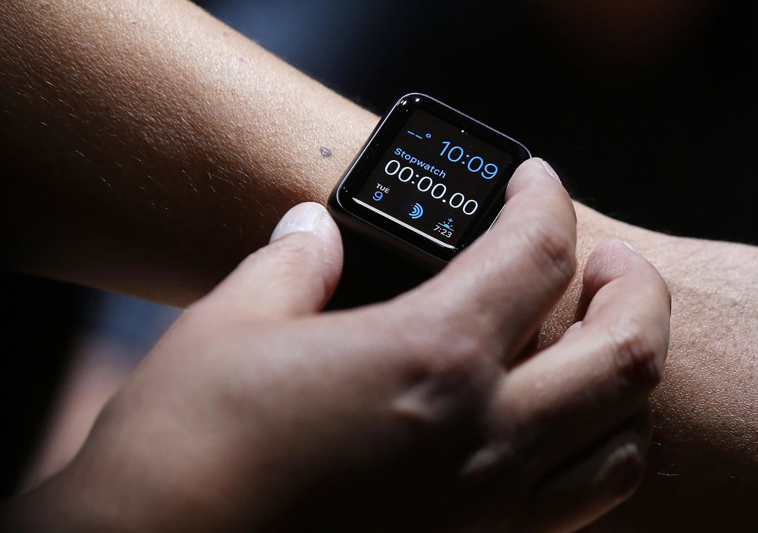 Apple watch на руке. Apple watch на столе. часы айфон на руке. эпл вотч se на руке. Apple watch 2023.