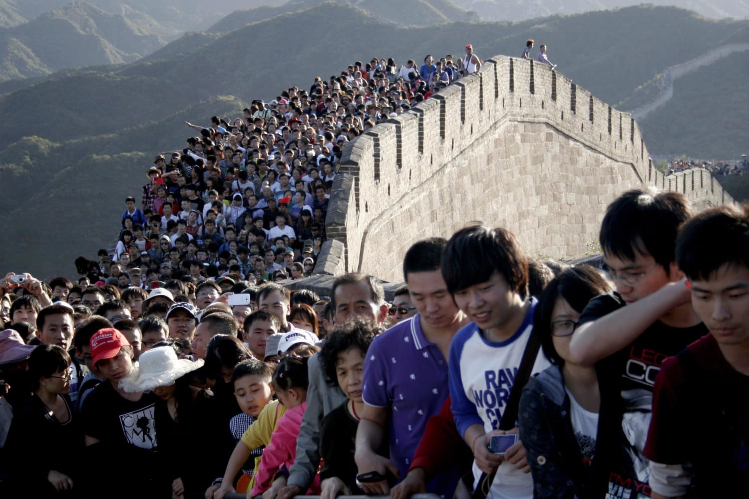 Почему в китае много людей. Великая китайская стена туристы. Китай перенаселение. Бадалин китайская стена. Китай туризм.