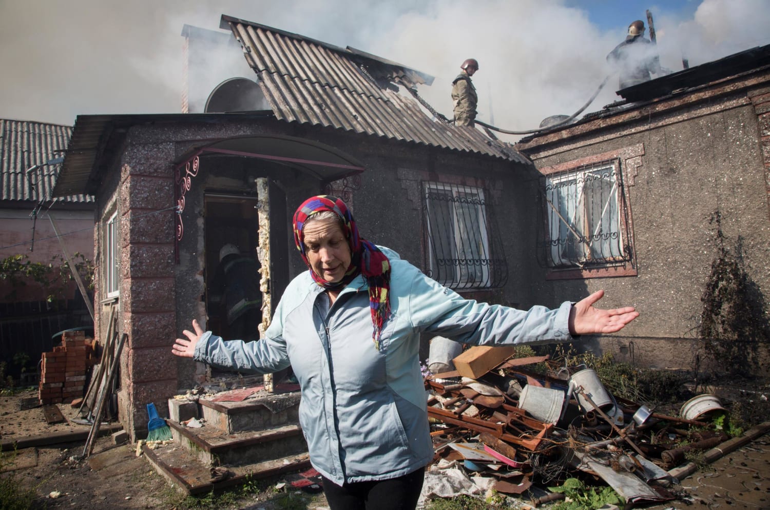 Как живут сейчас люди на украине. Люди живущие в разрушенных домах. Руины Донбасса. Украина жизнь простых людей.