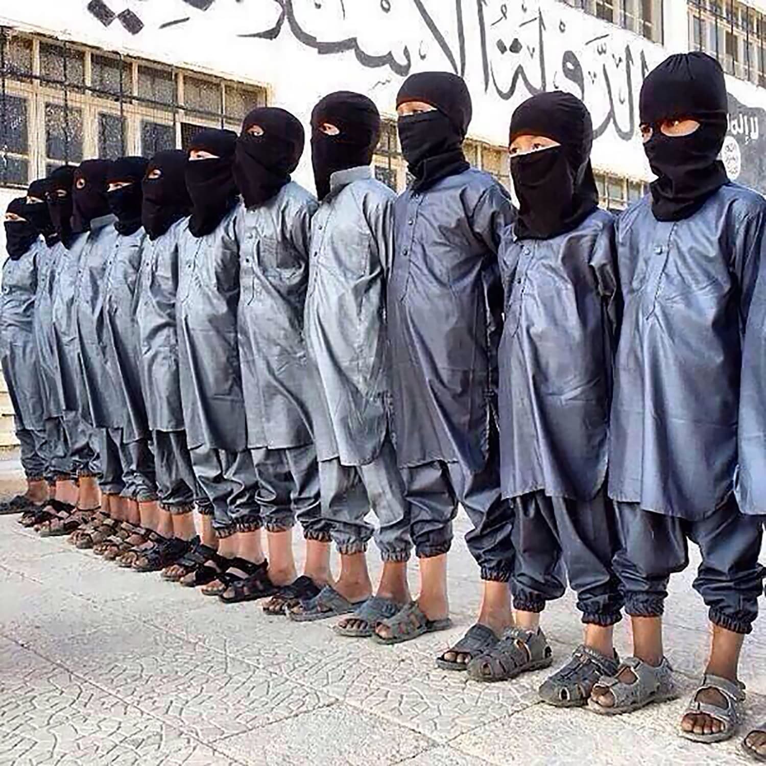 Это точно те террористы. Мусульманские террорис. Мусульманка террорист. Мусульманские террористические группировки. Одежда террористов.
