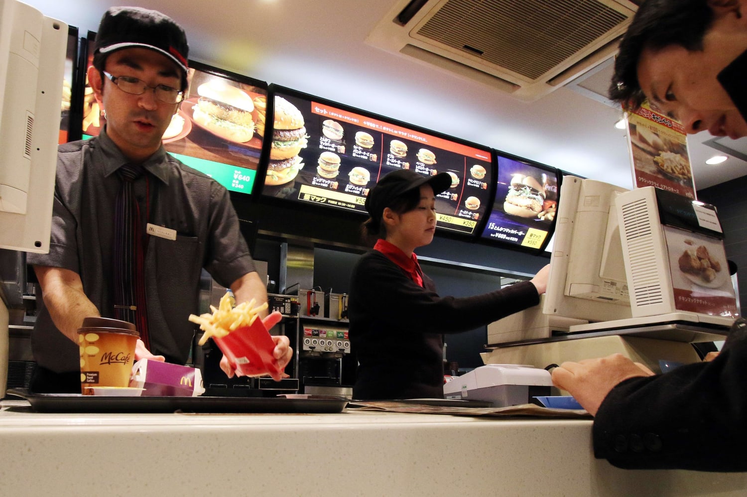 Mcdonald s japan. Форма работников Макдональдса в Японии. Фаст фуд в Японии. MCDONALD'S Япония. Макдак в Японии.