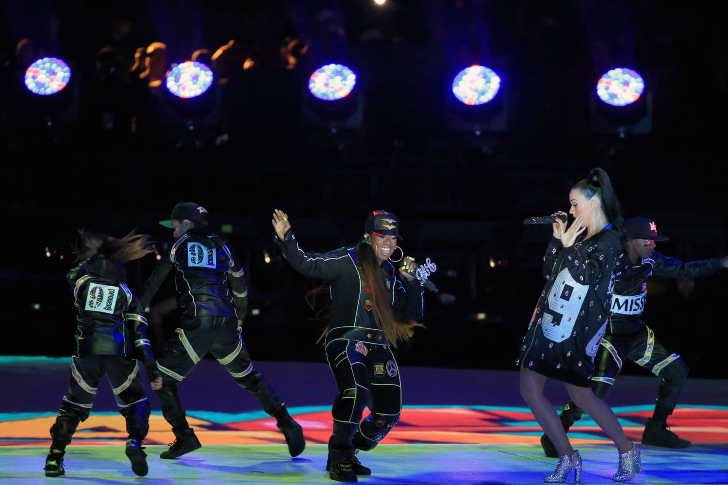 Halftime. Super Bowl Halftime show логотип. Роял Фэмили танцоры на Супербол Рианна. Missy Elliott в Москве на Кузнецком мосту в Ориджиналс. Фотографии с Missy Elliott в Москве на Петровке.