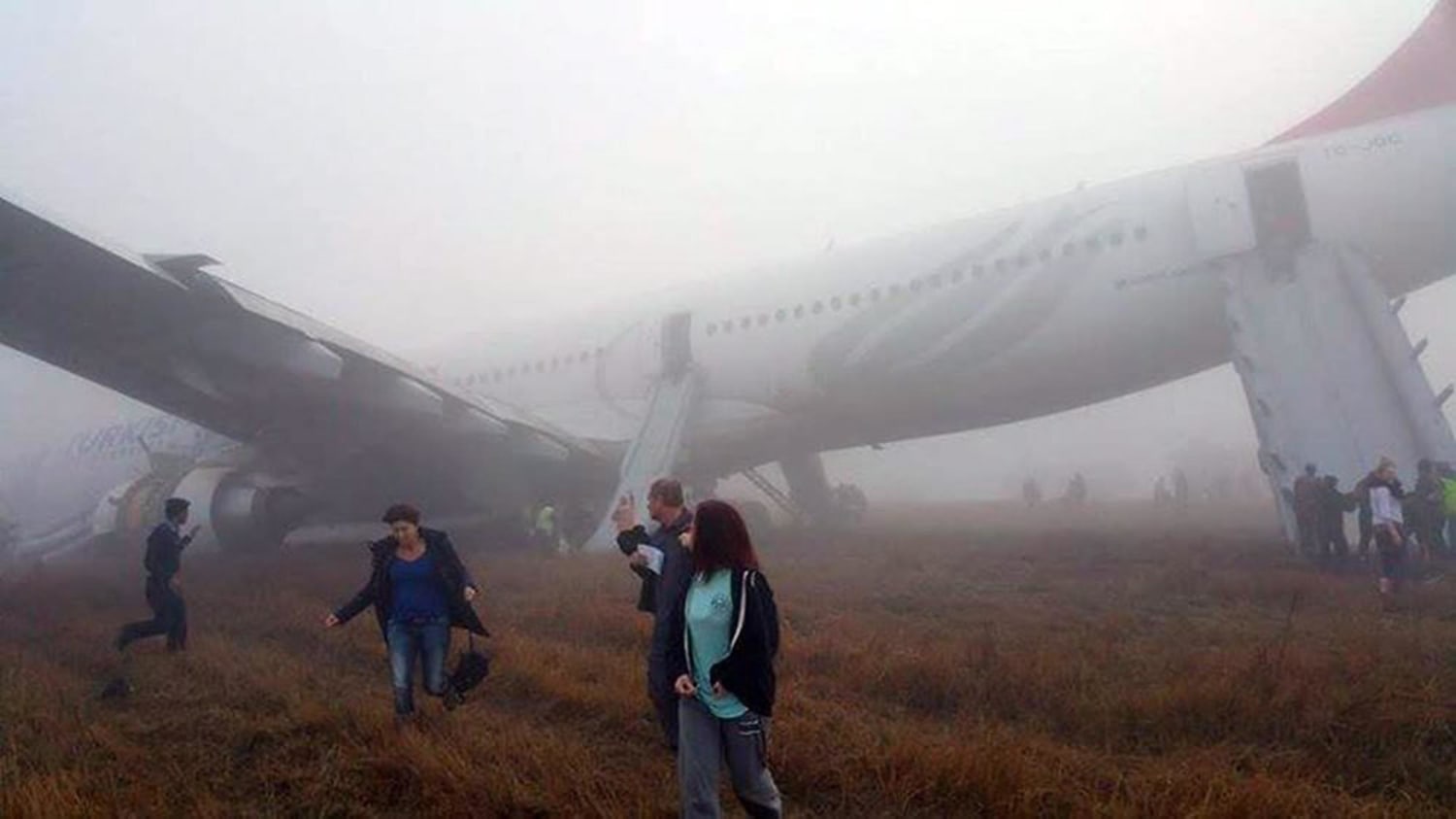 Где там самолет. Аварийная посадка а 330. Аэробус а330 катастрофа в анталттке. Аварийная посадка а330 в 2001.