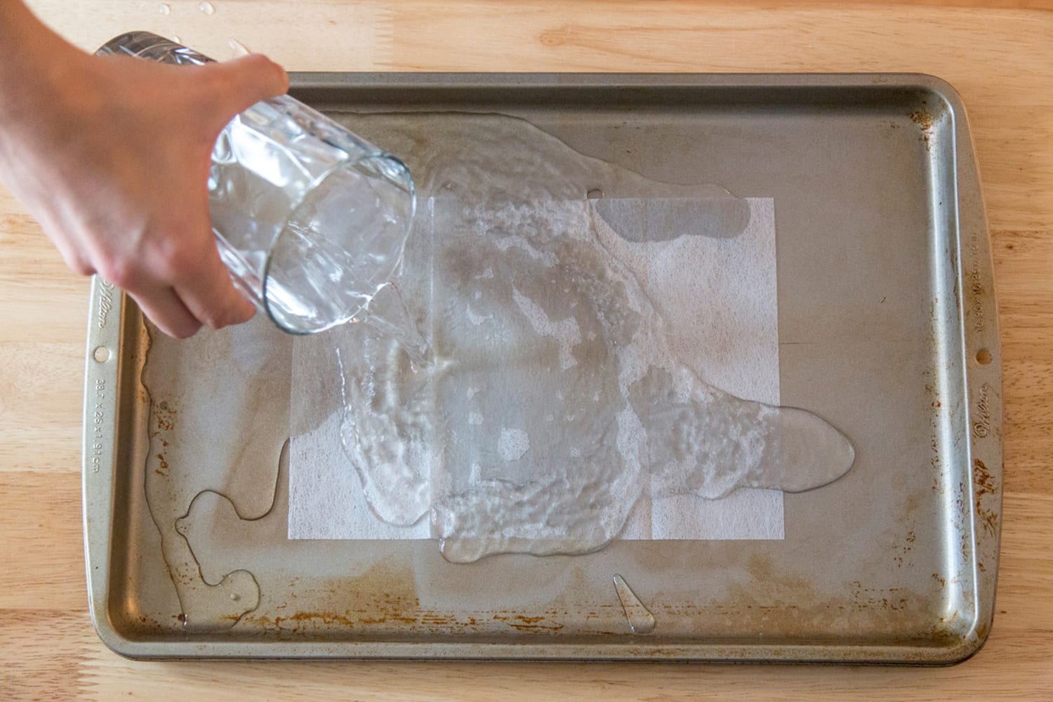 https://media-cldnry.s-nbcnews.com/image/upload/newscms/2015_17/501426/home-hacks-spring-cleaning-today-150420-baking-sheet-02.jpg
