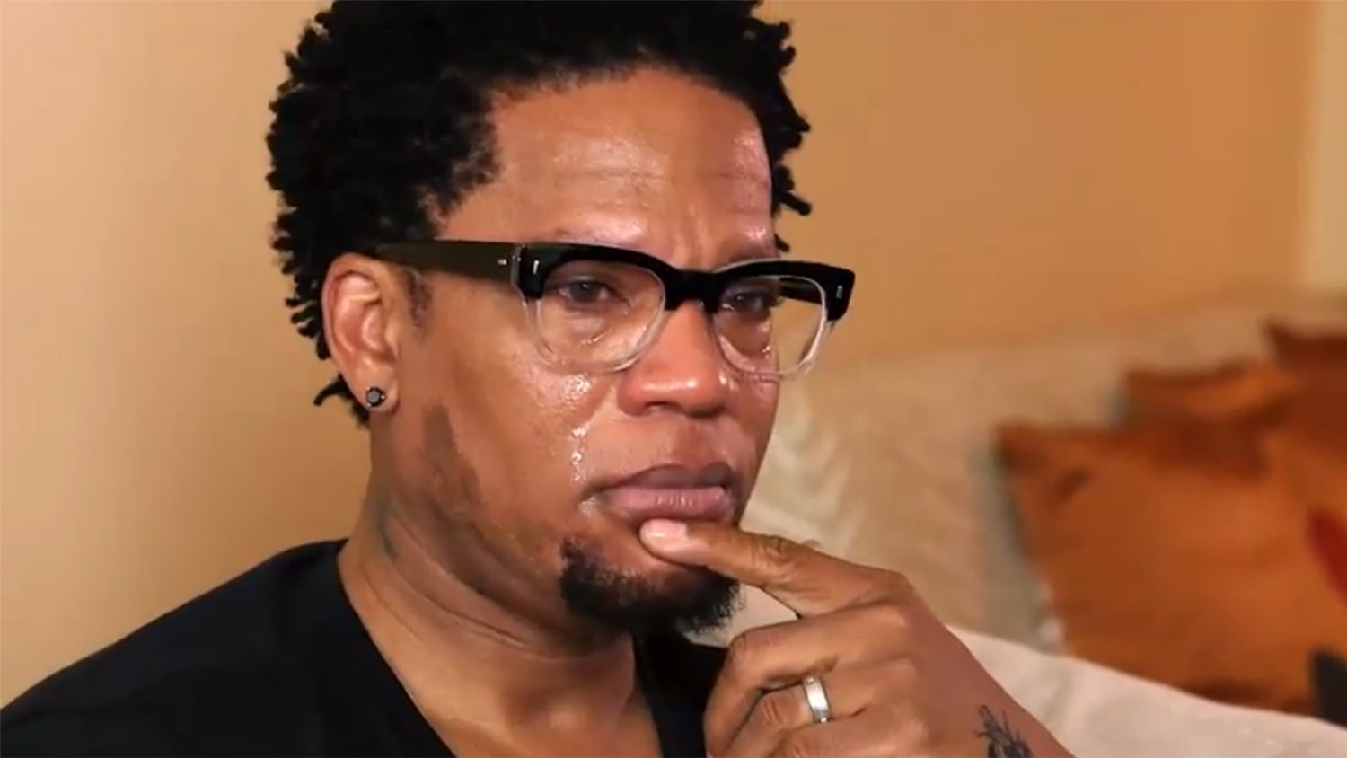 D.L. Hughley chokes up while sharing sweet story about son with Asperger&ap...