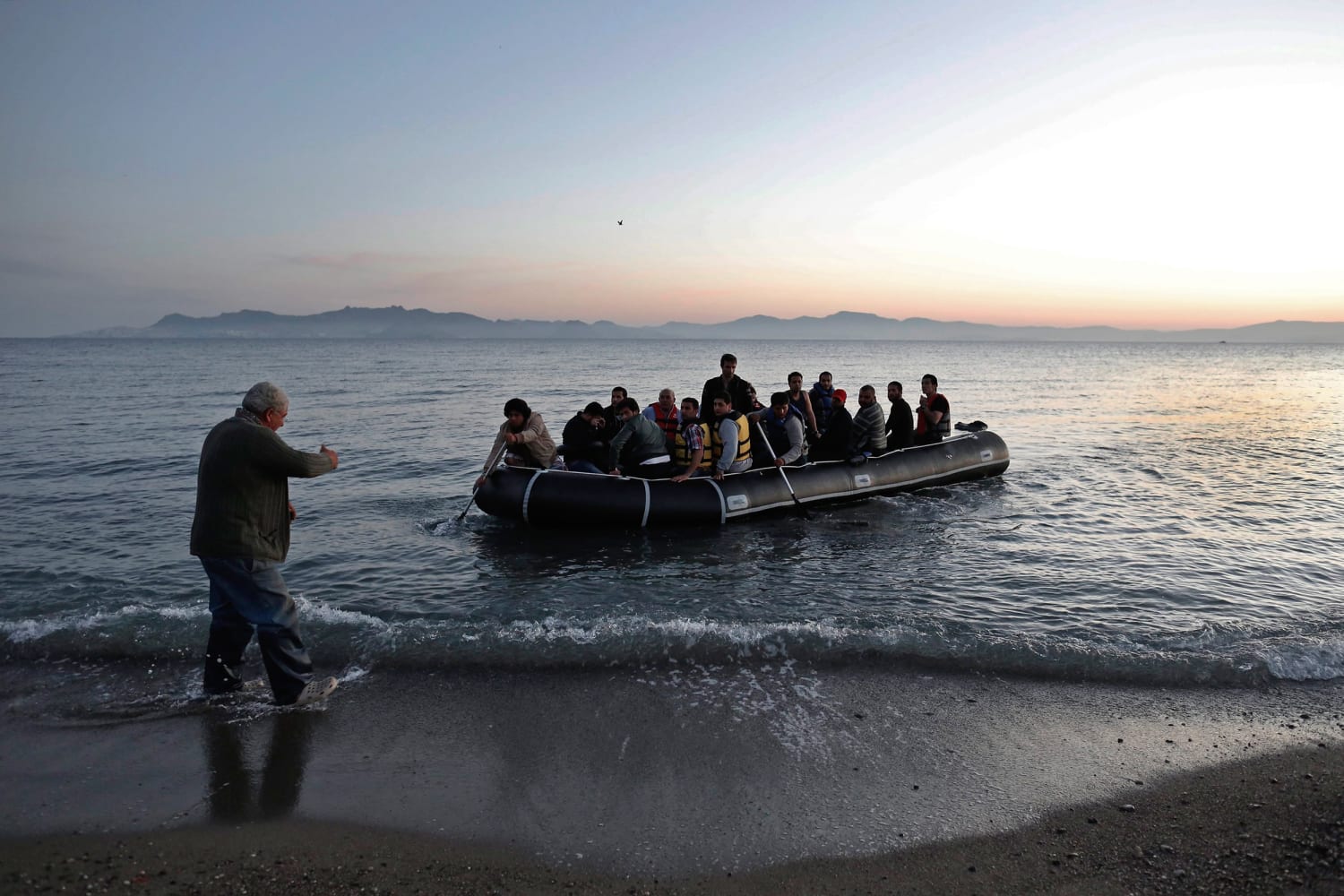 Песня про утонул. Беженцы на лодках. Лодка подплыла к берегу. Отталкивают лодки с беженцами. SOS корабль остров беженцы.