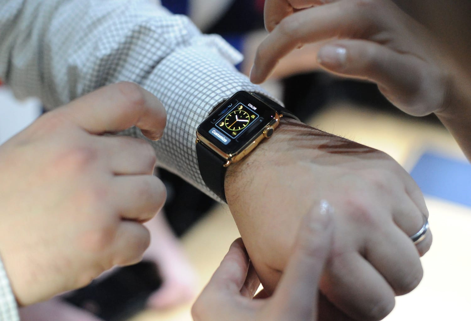 Как правильно надевать часы. Apple watch. Эппл вотч мужские. Apple watch 7. Умные часы на руке.