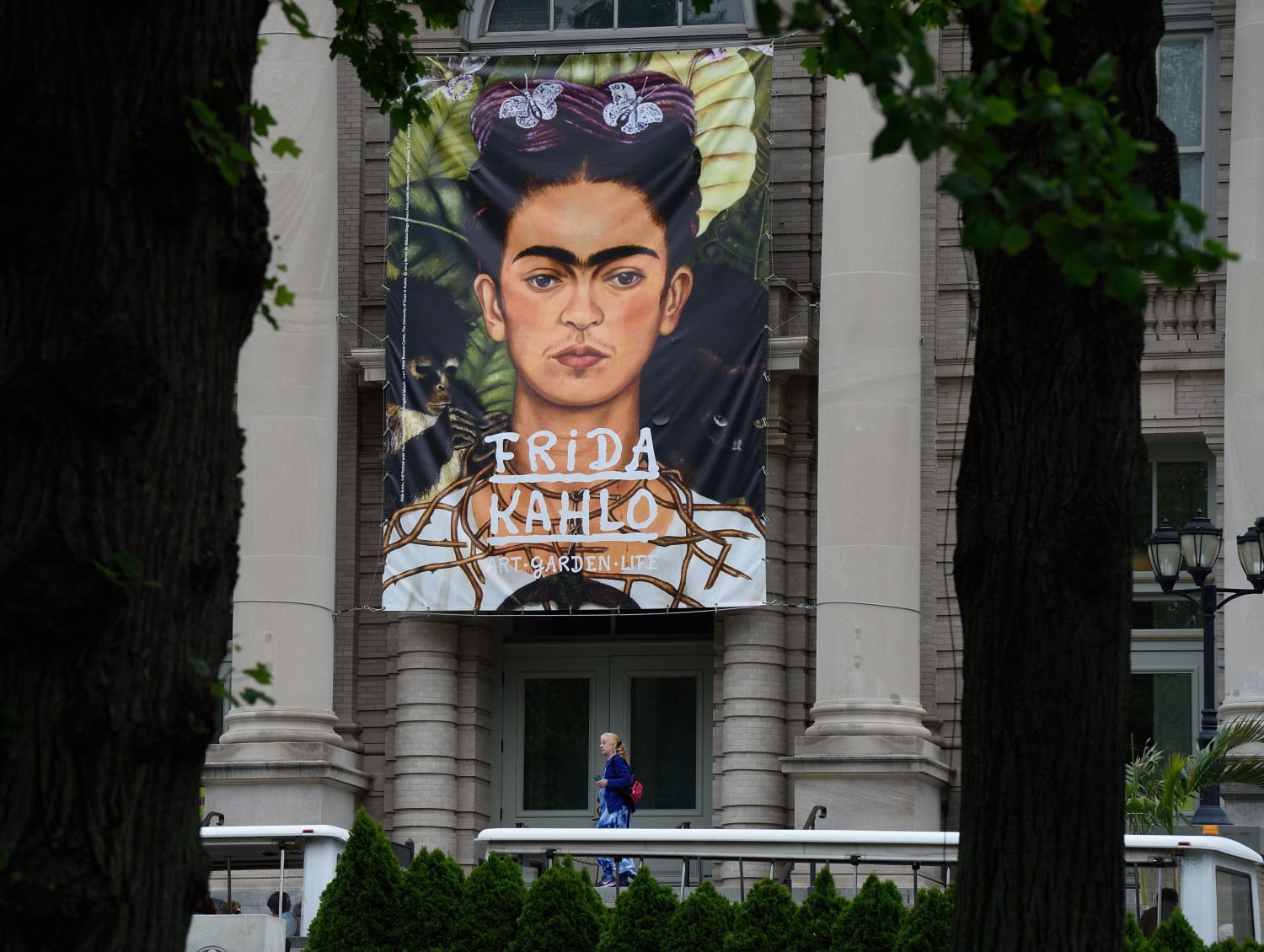 frida kahlo self portrait with thorn necklace