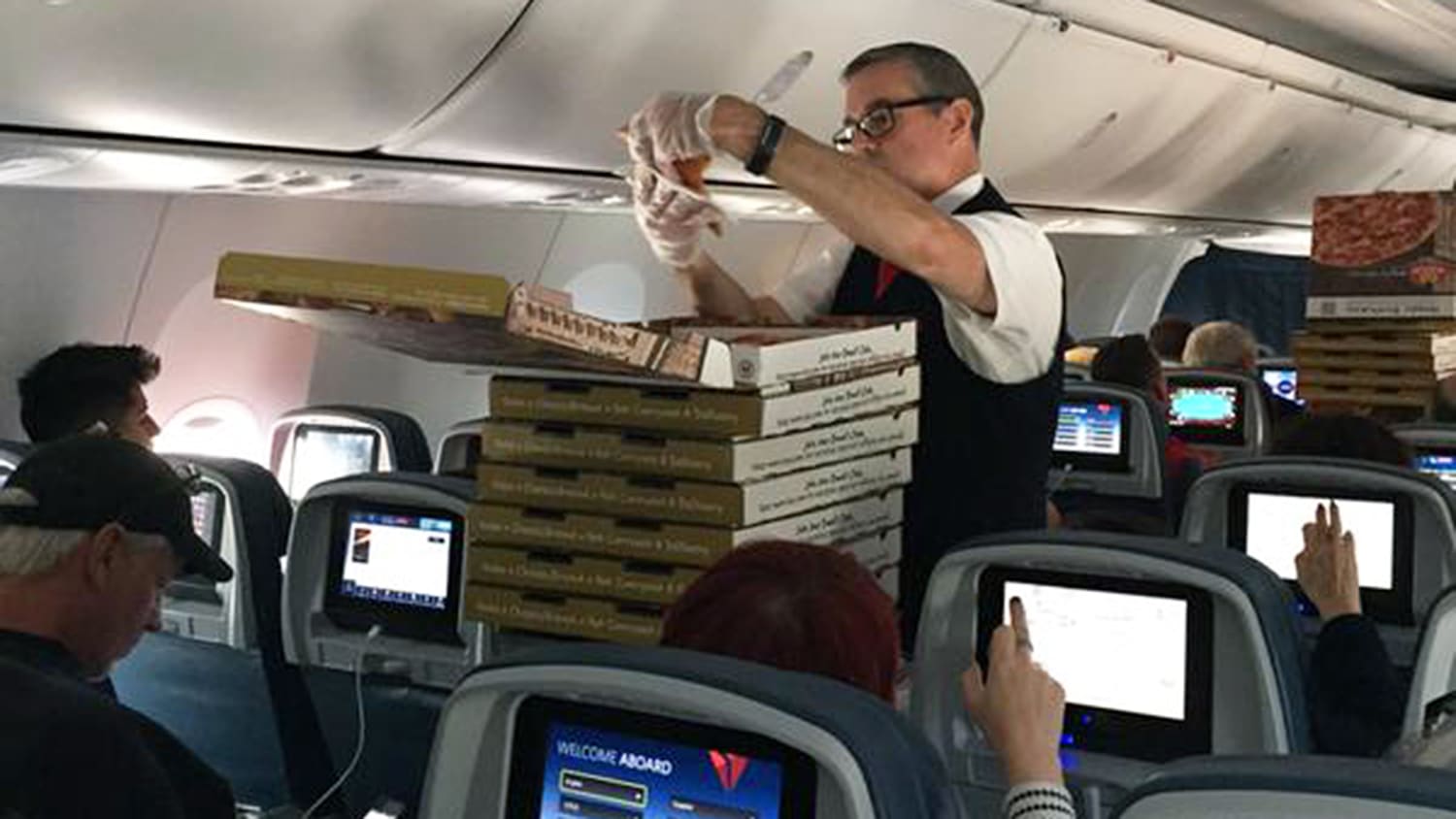 Самолет без экипажа. Пицца самолет. Питание в самолете приколы. Пицца на самолете Аляска. Что можно делать в самолете.