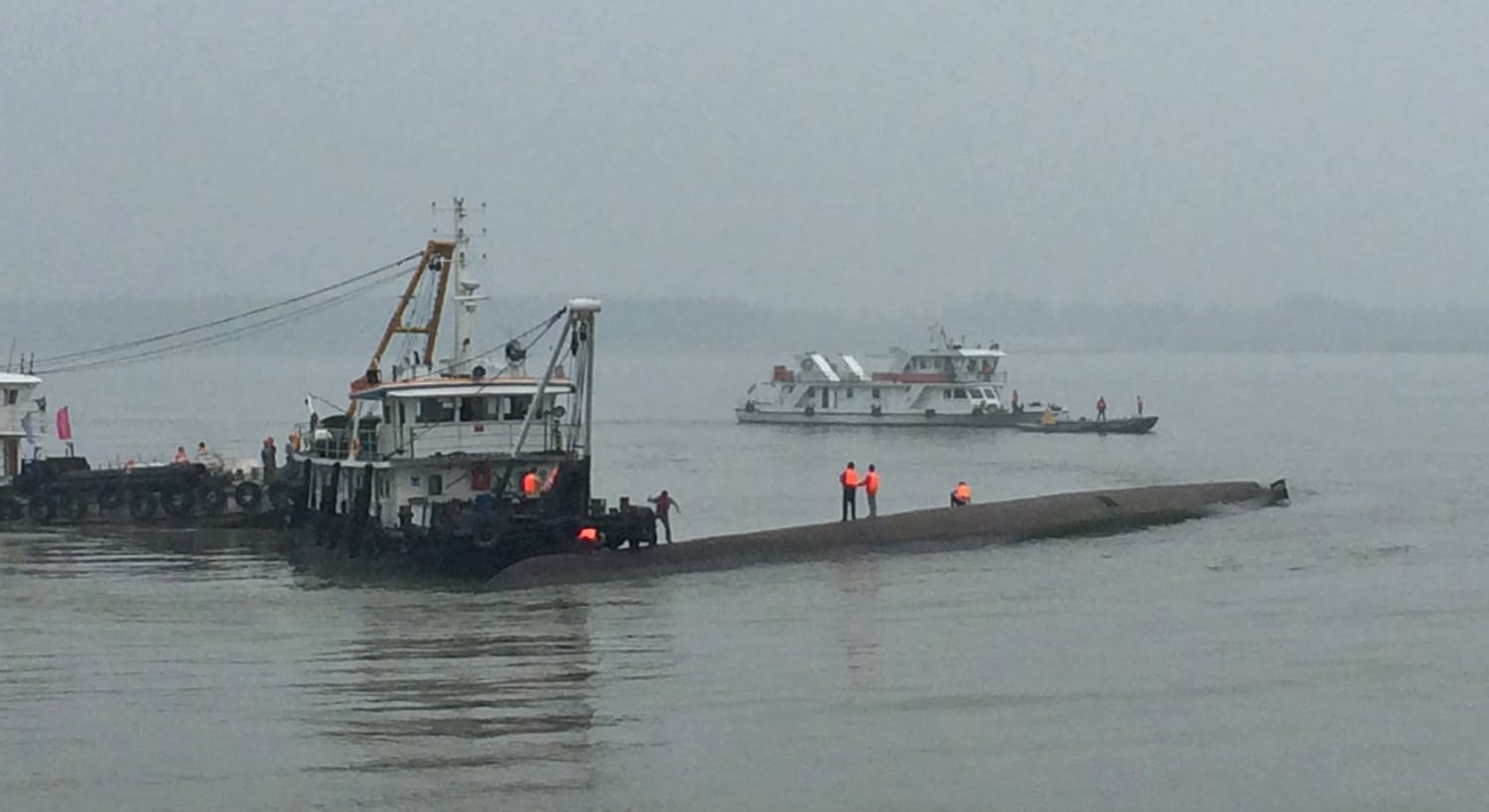 Теплоход «дунфанчжисин». По судну стучит вода. По судну стучит вода. По судну стучит вода. Танкер балласт.