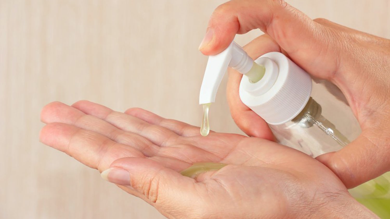 Брызгает антисептик. Антисептики для рук. Дезинфекция рук антисептиком. Дезинфекция рук. Применение антисептиков для рук.