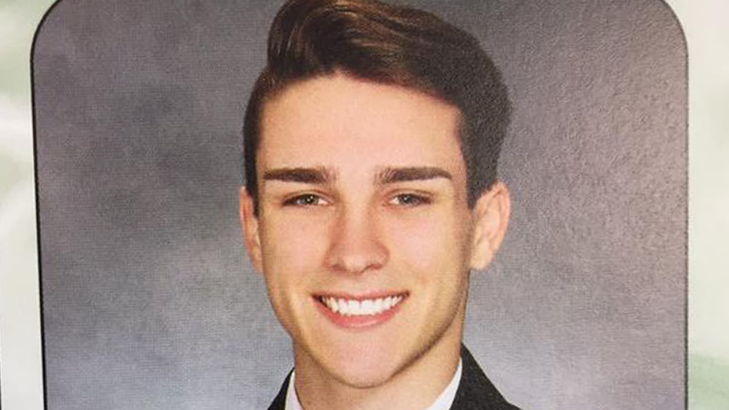 Teen comes out of the closet in yearbook with hilarious quote