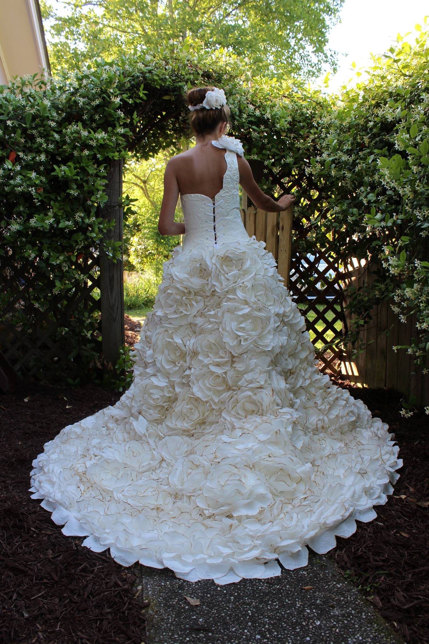 Wedding dress outlet made of flowers