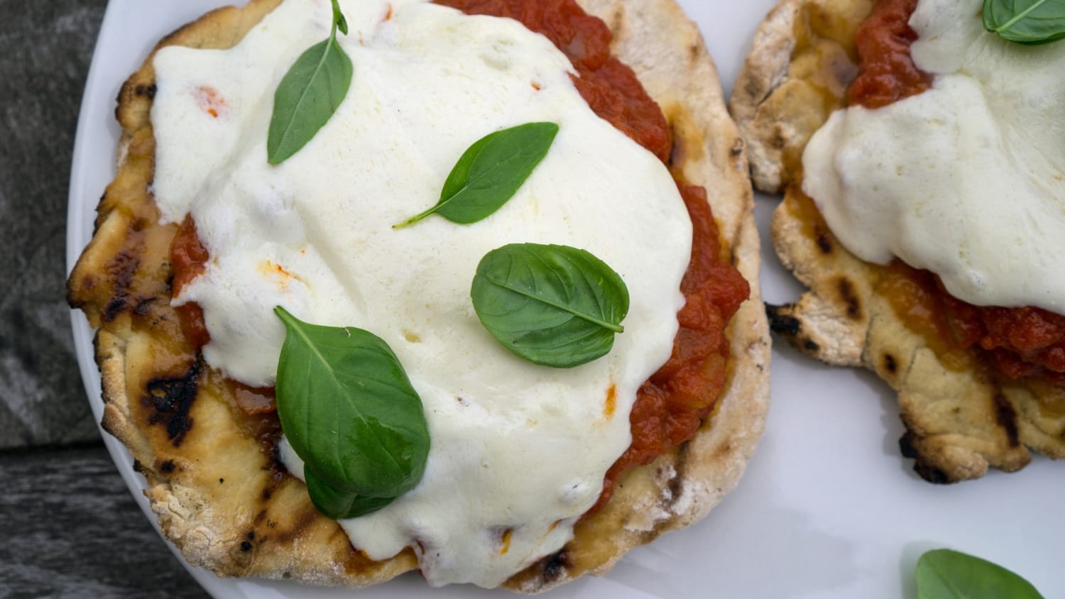 Grilled Pizza {Margherita Pizza Recipe} - FeelGoodFoodie