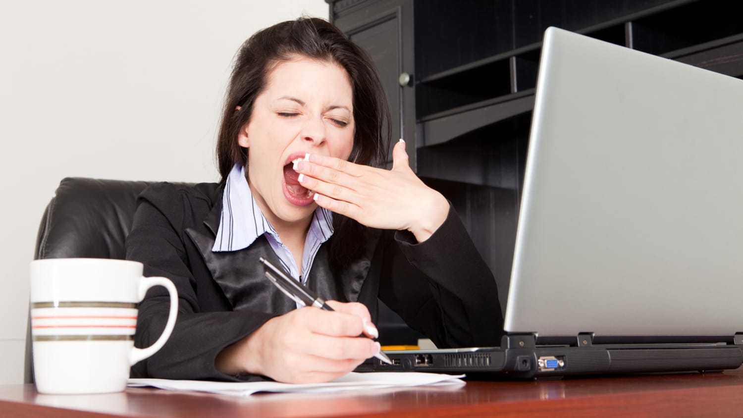 Почему зевают при разговоре. Зевают в офисе. Женщина зевает. Скучает на работе. Неинтересный человек.