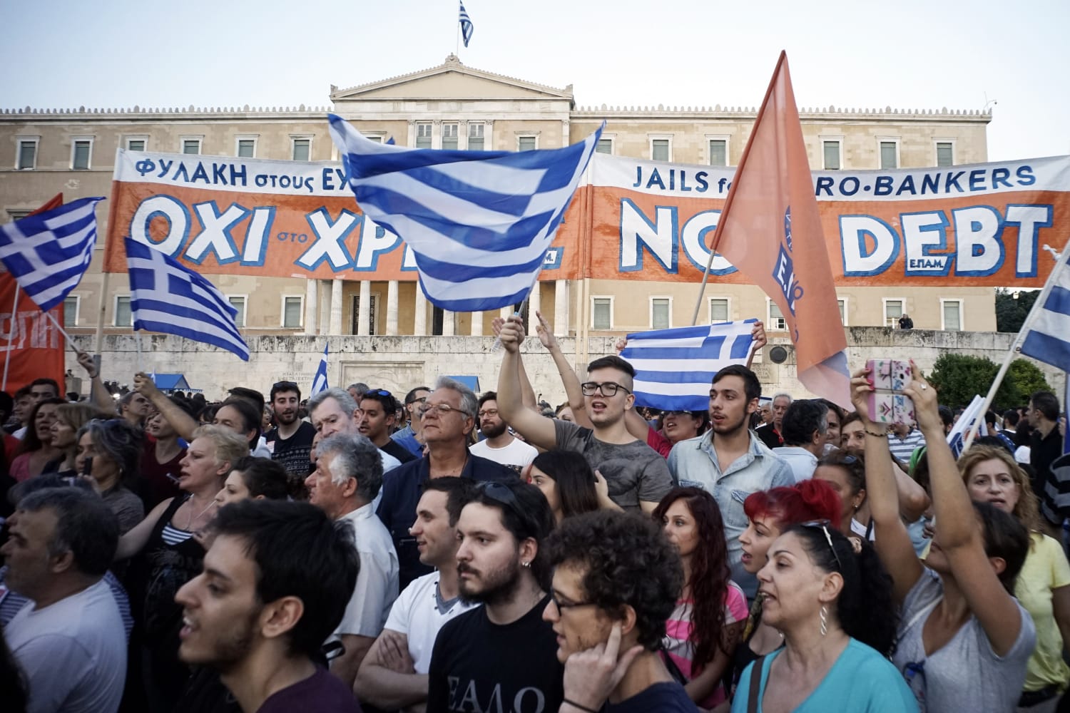События 28 июня. Греки студенты. Толпа Греция. Греки студенты с флагом. Греция местные жители.