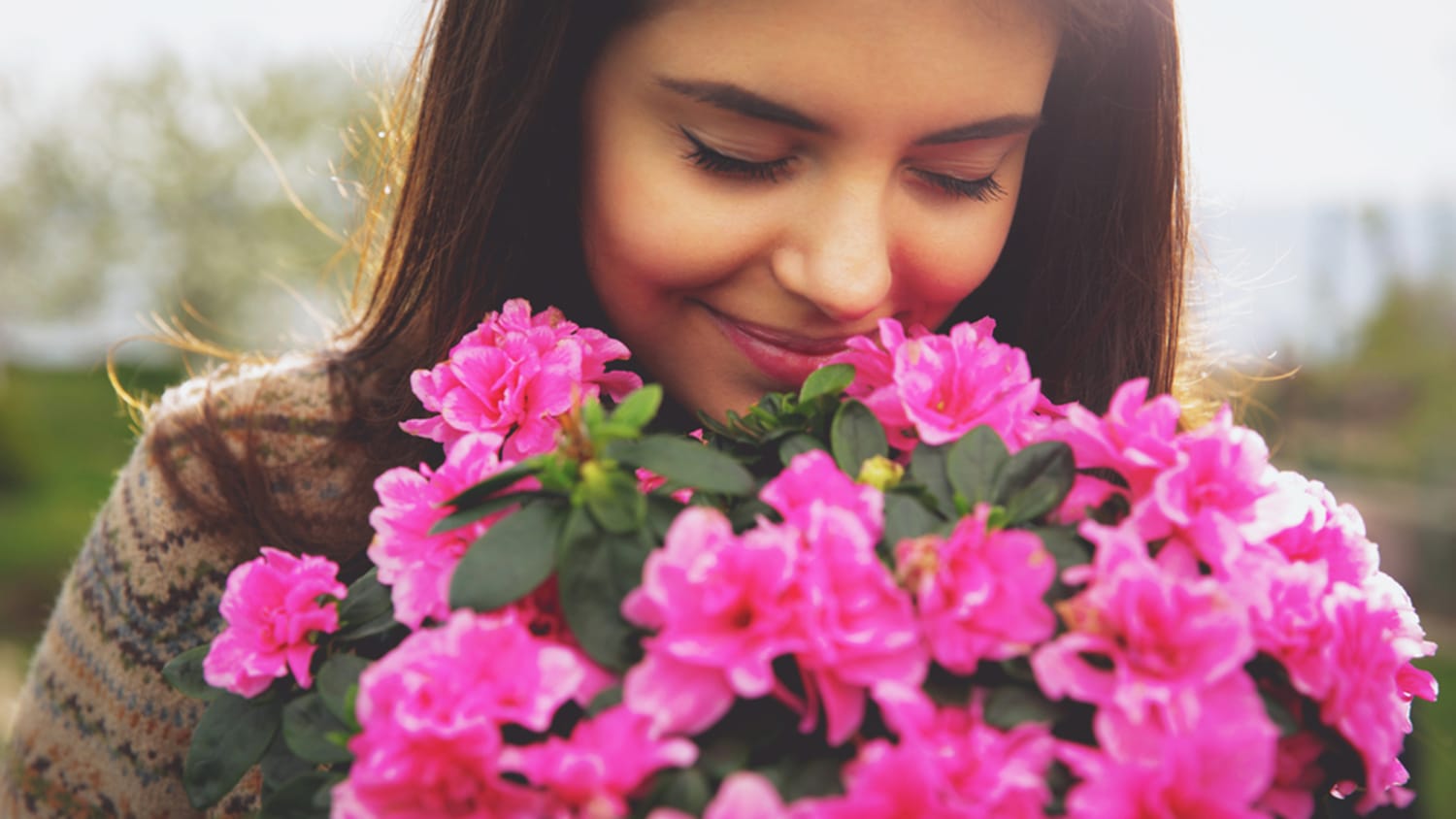 Счастливая девушка с цветами