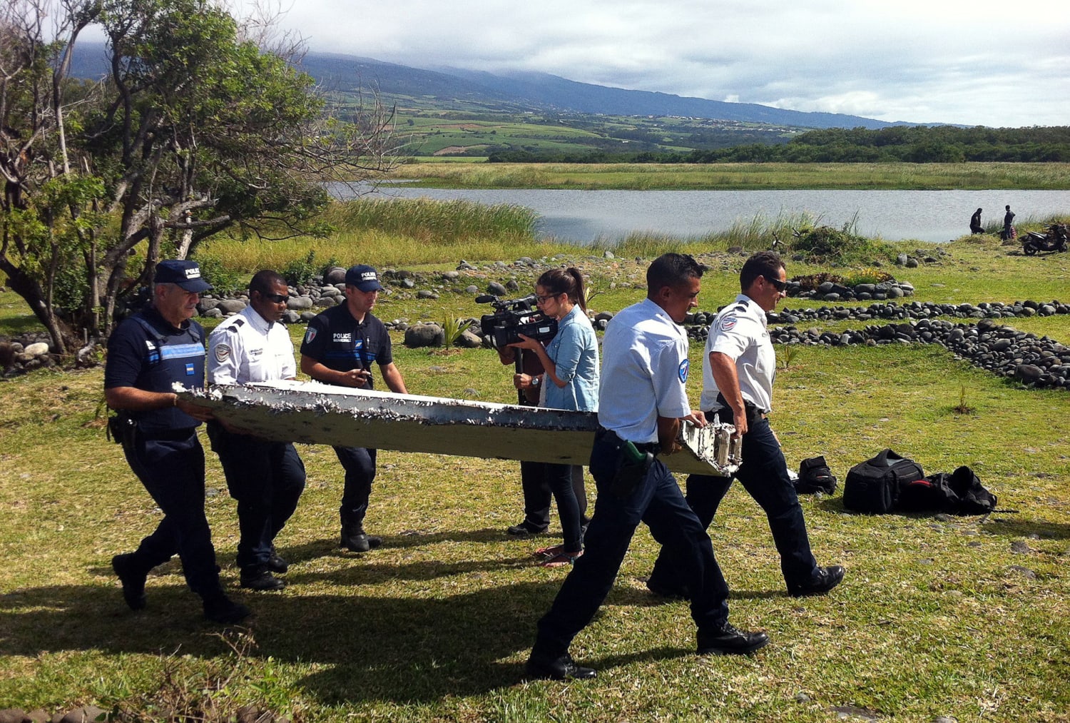 Рейс 370. Малайзия 370 пропавший Боинг. Рейс 370 Malaysia Airlines обломки. Пропавший Боинг 777 Малайзия 2014.