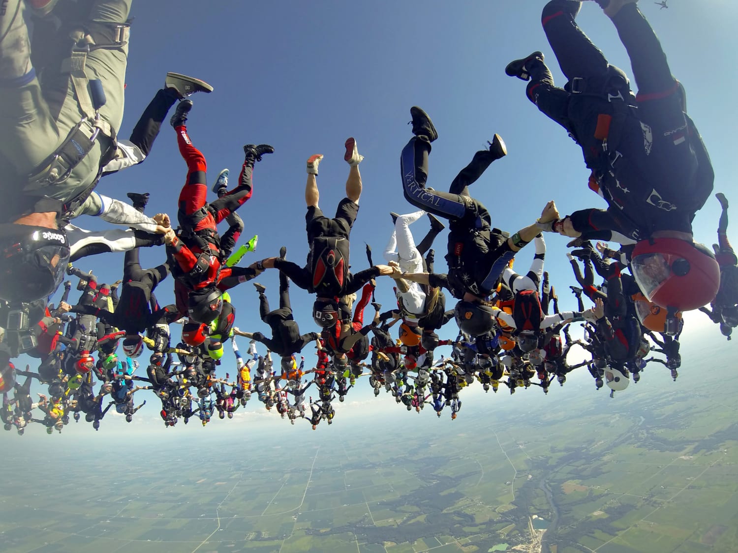 Flying heads. Групповой прыжок с парашютом. Групповая акробатика парашютный спорт. Прикольные фото парашютистов. Мировой рекорд прыжка с парашютом.