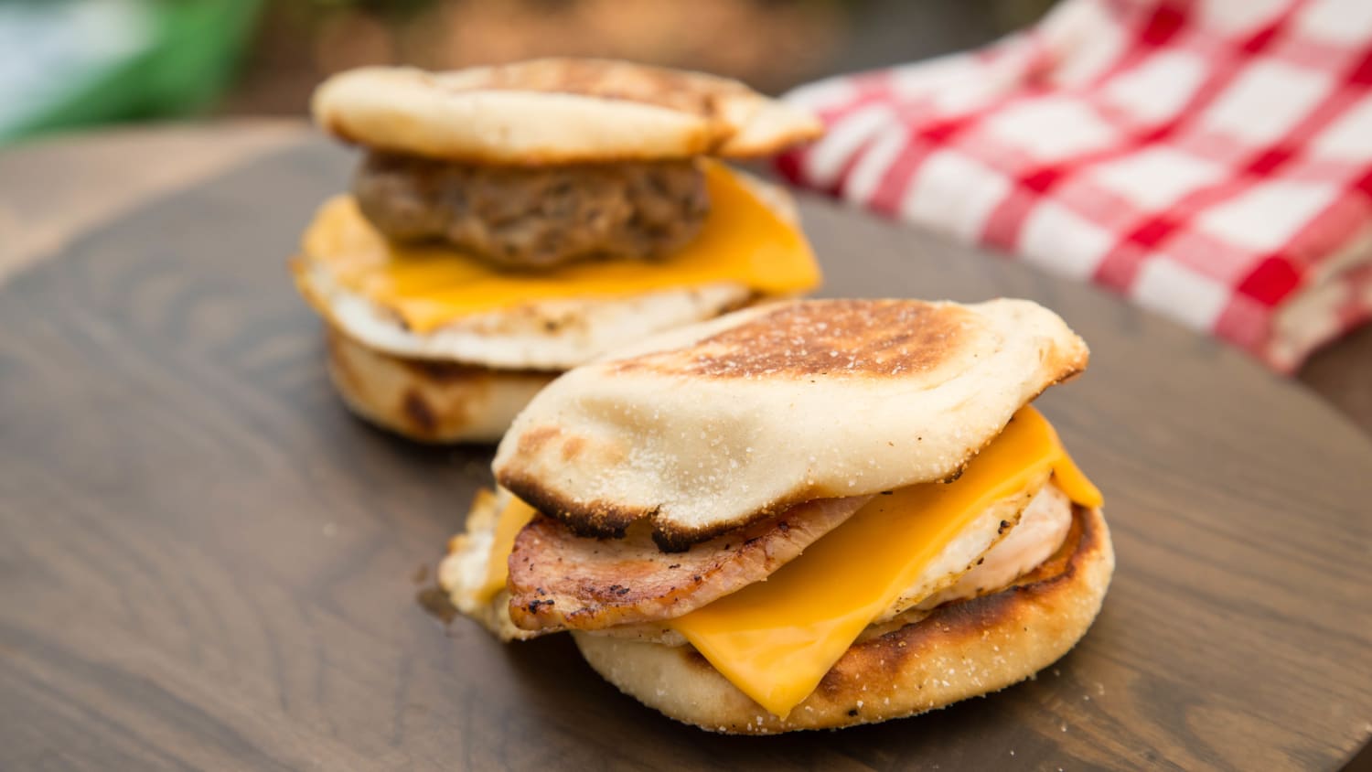 https://media-cldnry.s-nbcnews.com/image/upload/newscms/2015_31/706661/grilled-egg-mcmuffins-tease-today-150730.jpg