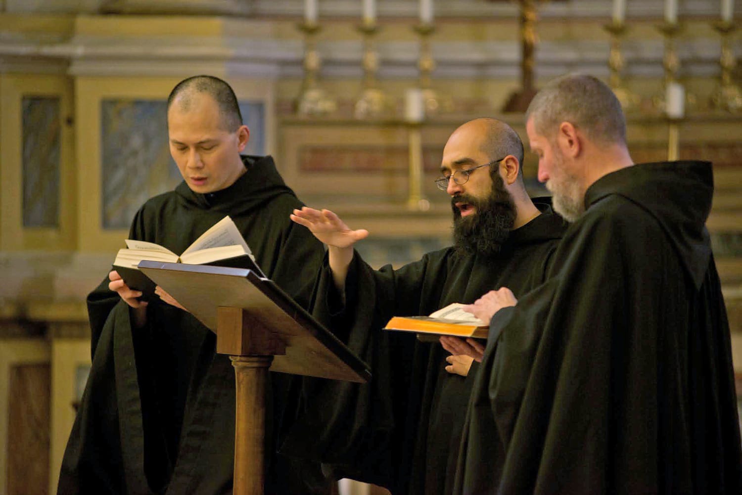 Монах из католического ордена с жесткой дисциплиной. Бенедиктинский монах. Монах католический поёт. Монахи поют. Хор монахов бенедиктинцев.