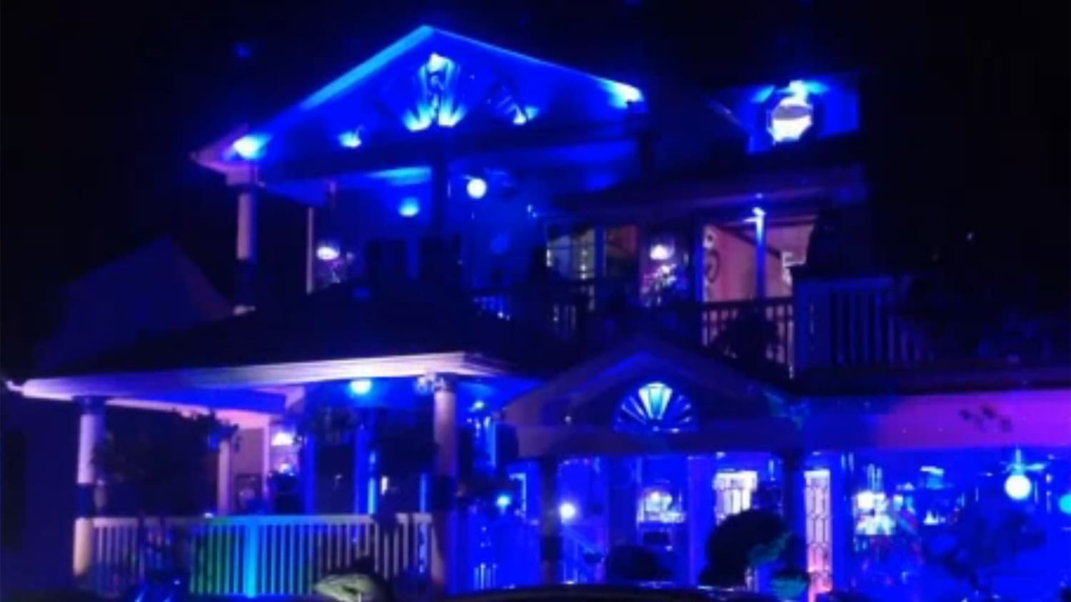 heroisk Tekstforfatter porcelæn Blue house in New Jersey has neighbors seeing red