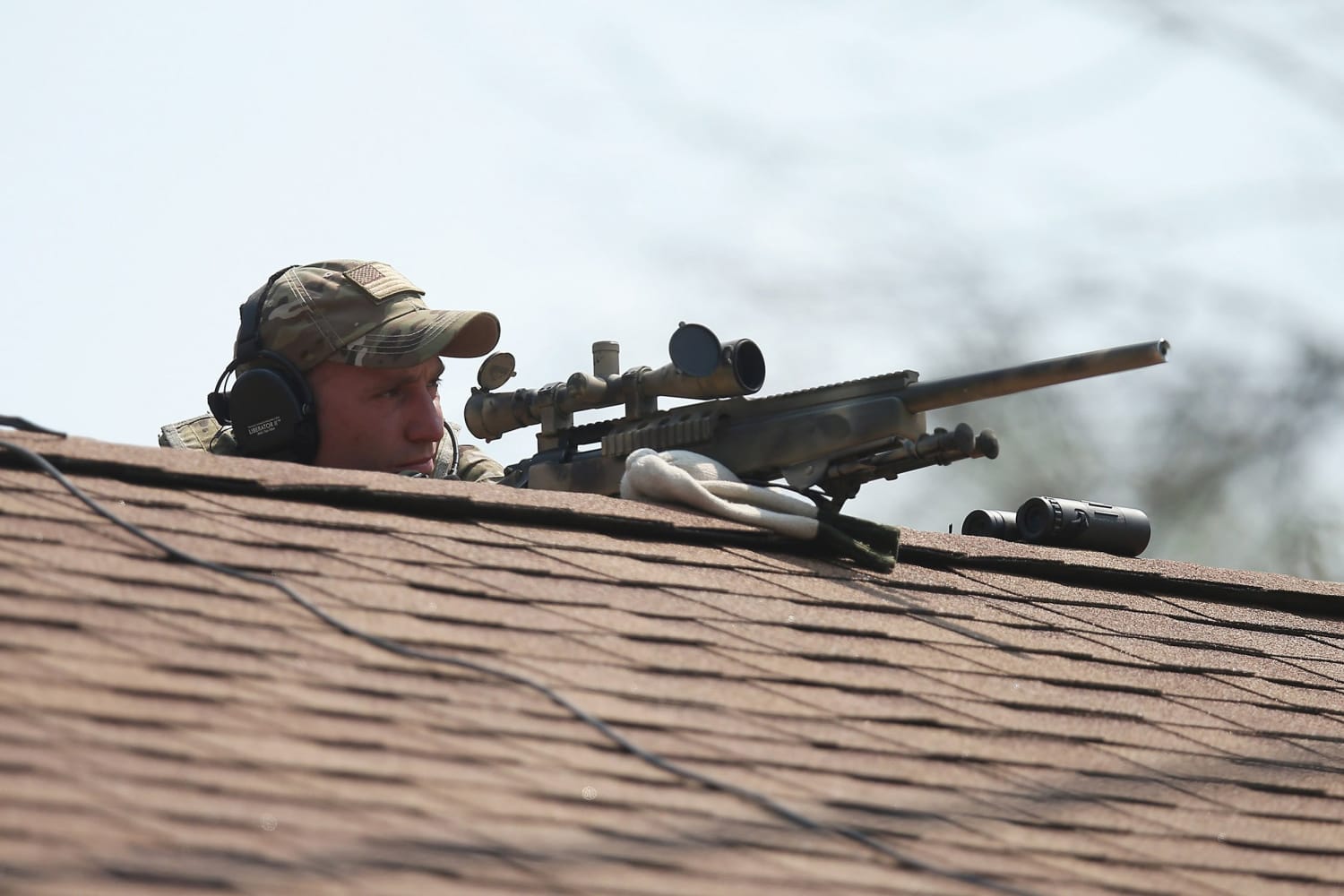 Игра снайперы на крыше. Он снайпер. Стильный снайпер крыша. Толстый снайпер на крыше. Снайпер на крыше фото на аву.