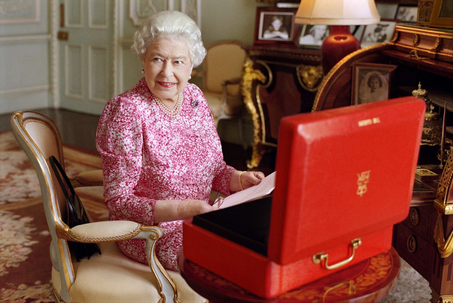 Что случилось с элизабет. Королева Великобритании Елизавета. Queen Elizabeth II. Елизавета вторая Королева Великобритании. Королева Елизавета II В Букингемском Дворце.