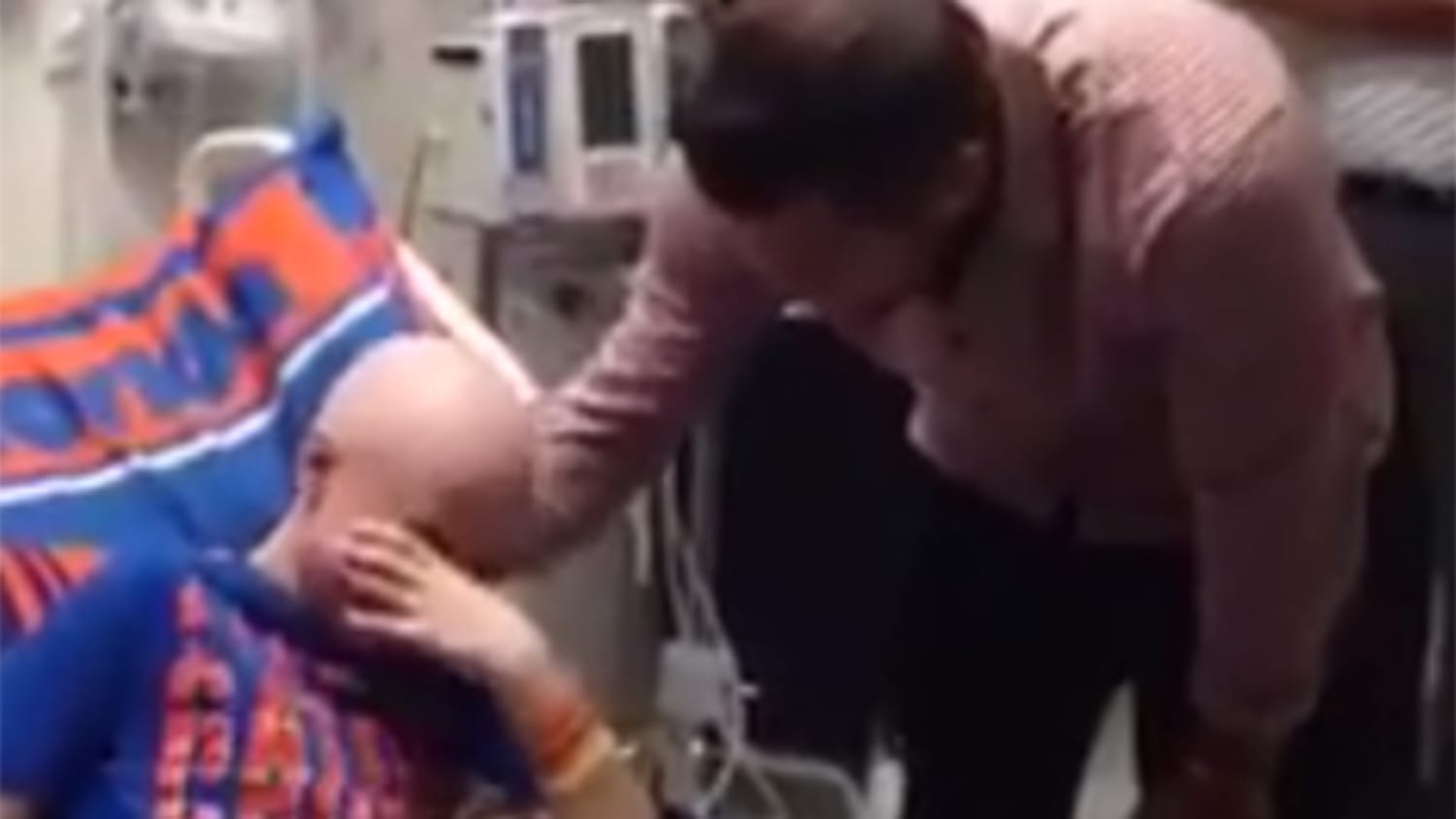 Young Gators fan stunned by Tim Tebow's surprise hospital visit