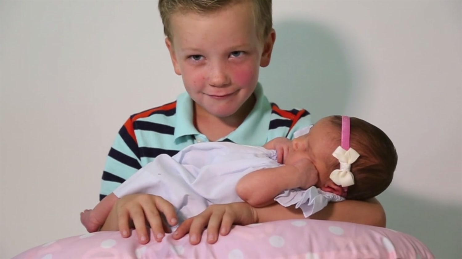 Baby sister is. Отдает ребенка сестре. Spot's Baby sister. Сестра Baby Nekit. Brothers and big sisters meet Newborn Baby for the first time.
