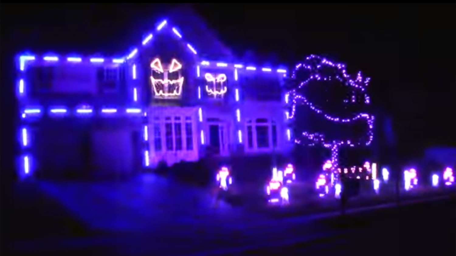 Den fremmede badning accent Ultimate Halloween light show? House 'lip-syncs' to Macklemore's 'Downtown'