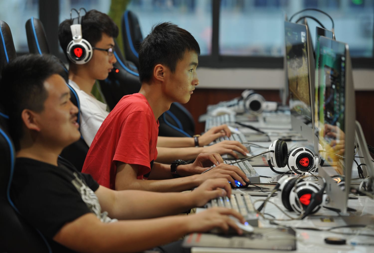 Китайский интернет. Интернет кафе в Китае. Китаец за компьютером. Китаец геймер. Китайские геймеры.