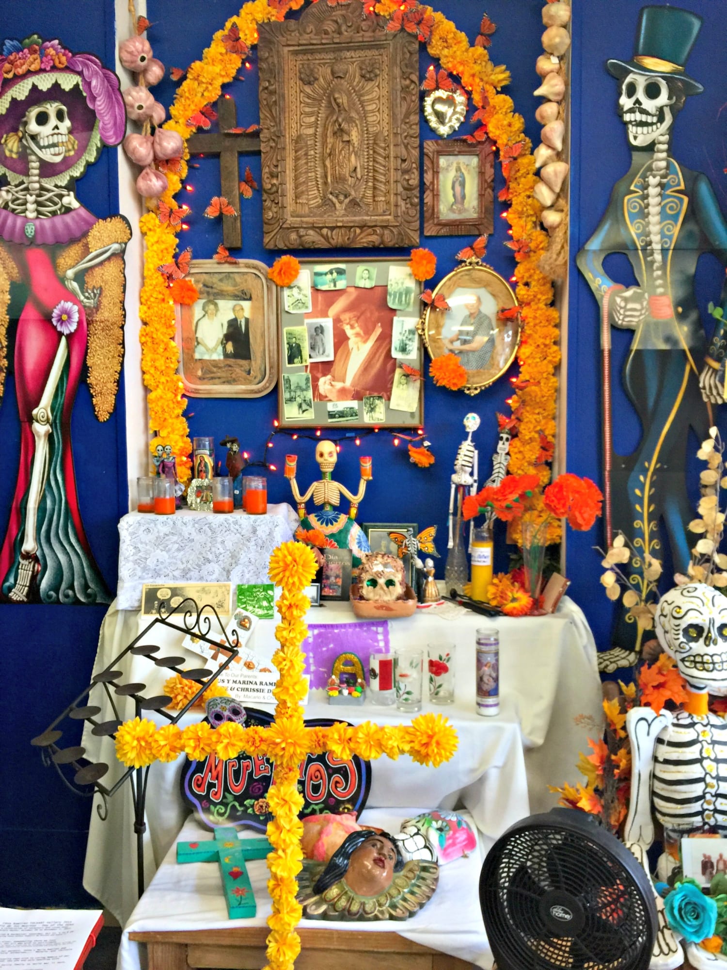 Алтарь пропавшей девочки в мексике. Алтарь пропавшей девочки в мексике. День мёртвых в мексике алтарь. Dia de los muertos мексика. День мёртвых в мексике алтарь.
