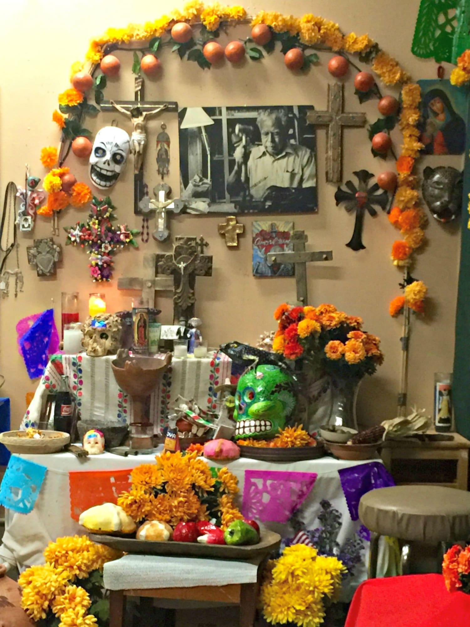 Día de los Muertos Altars: Loving Tribute to Deceased Family, Friends, image size:1500x2000