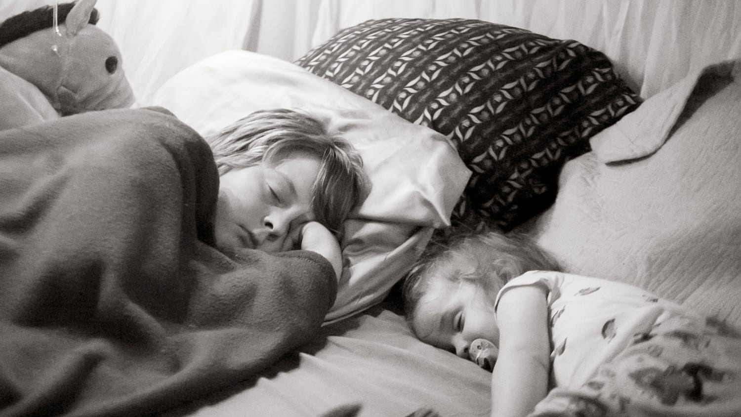 Спящие мамки и сестры. Спящие сестры. Спящий подросток. Спят в одной постели дети.