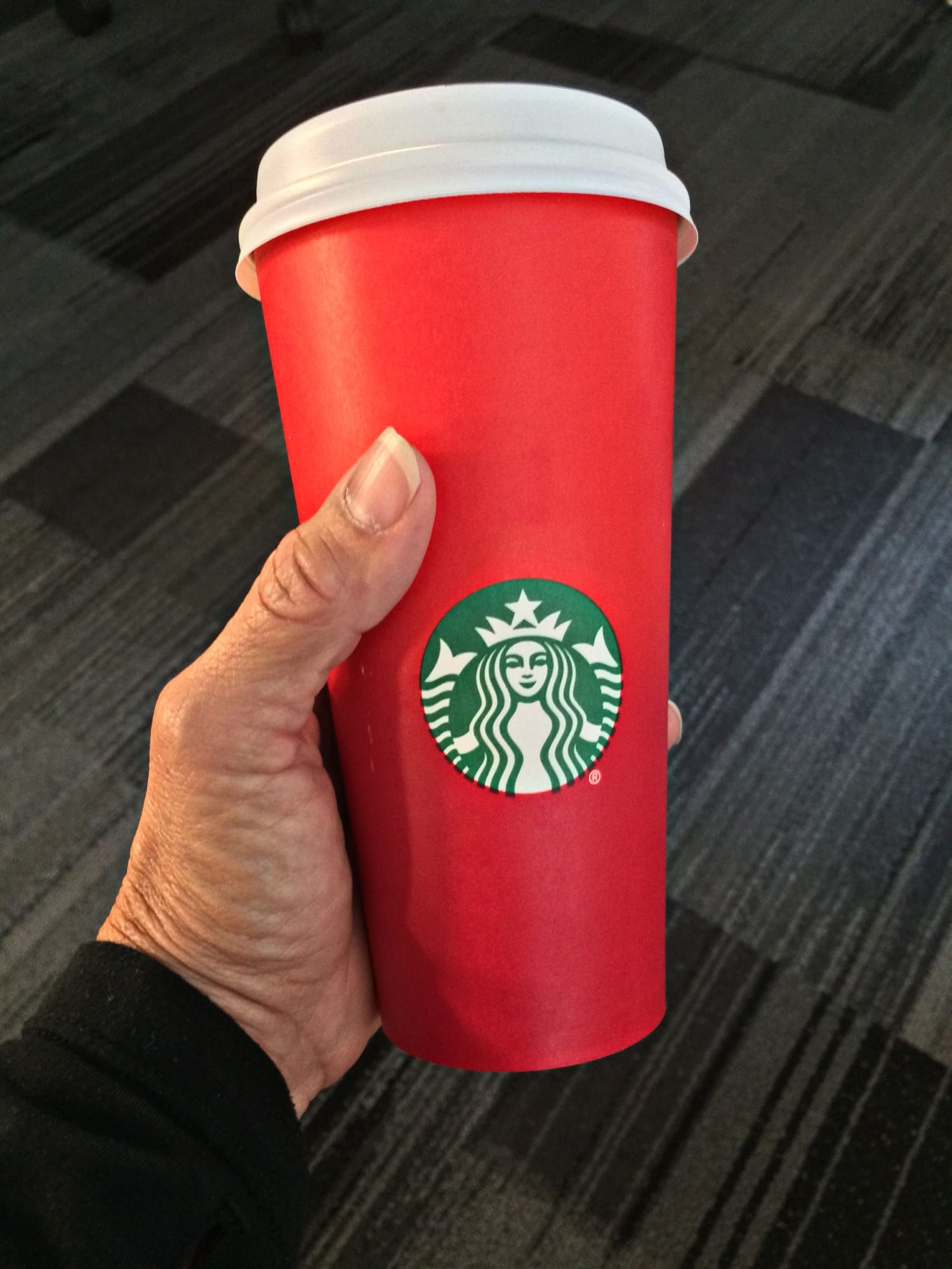 tryk Hysterisk morsom mikrocomputer Is Starbucks Waging 'War on Christmas'? Red Cup Stirs Controversy