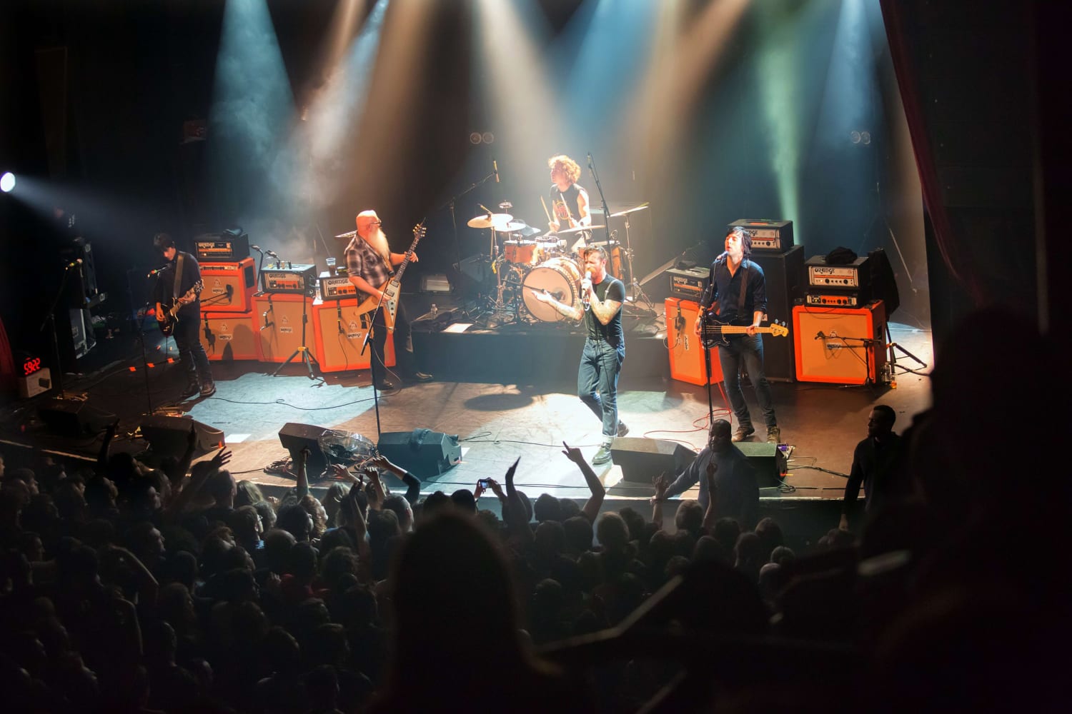 Концерты в культурных центрах. Концерт Eagles of Death Metal Париж. Группа Eagles концерт. Eagles of Death Metal теракт.