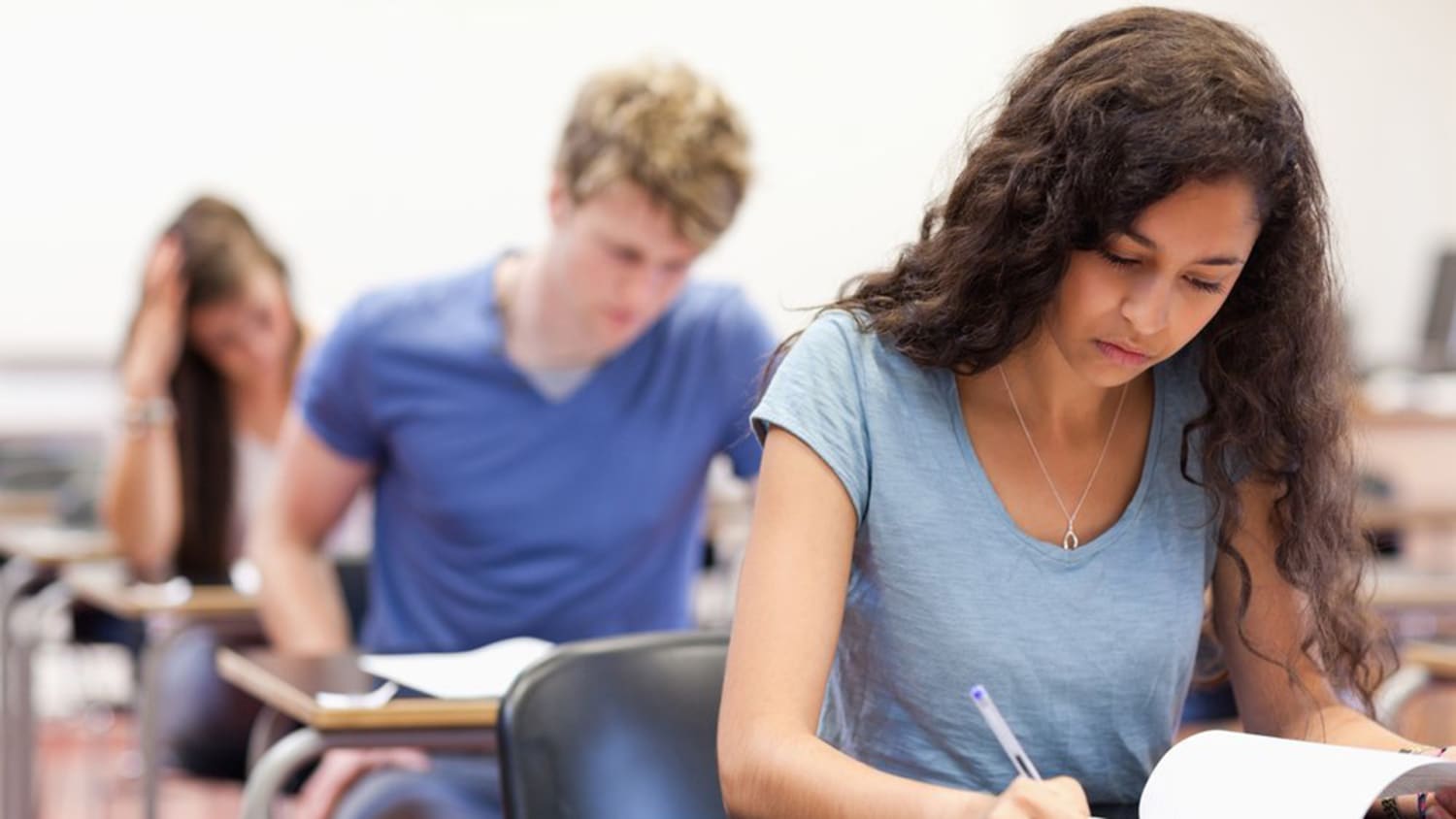 Prepare girl. Экзамен. Студенты на экзамене по английскому языку. Some students. Examination.