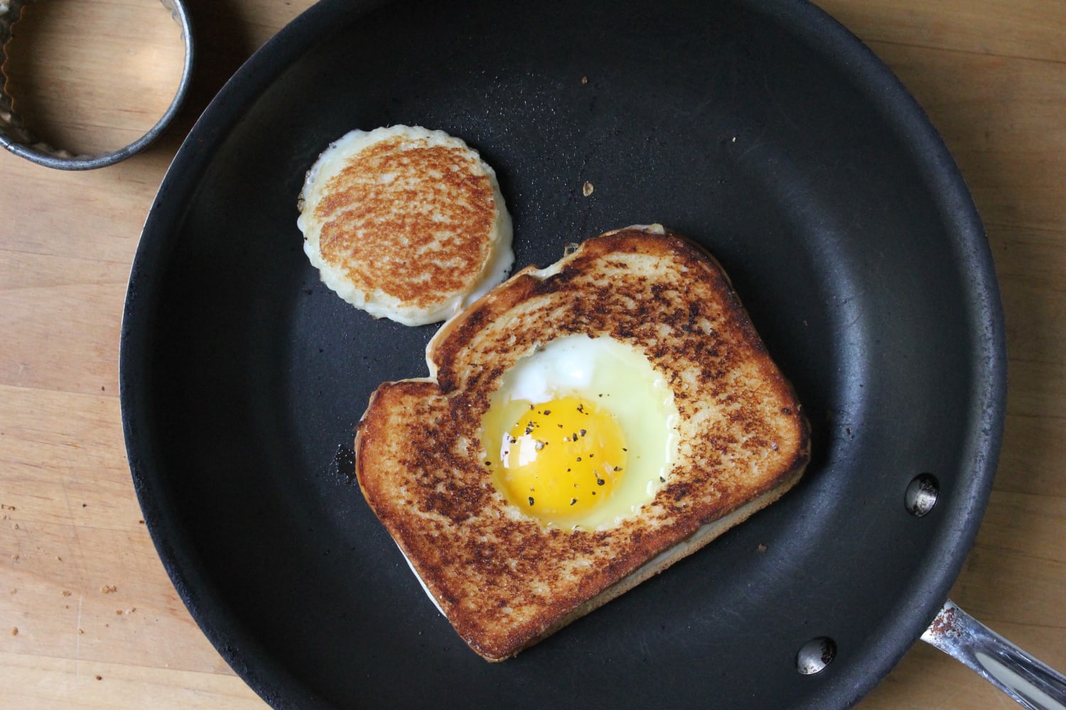 https://media-cldnry.s-nbcnews.com/image/upload/newscms/2016_02/935246/03_grilled_cheese_egg-in-a-hole.jpg