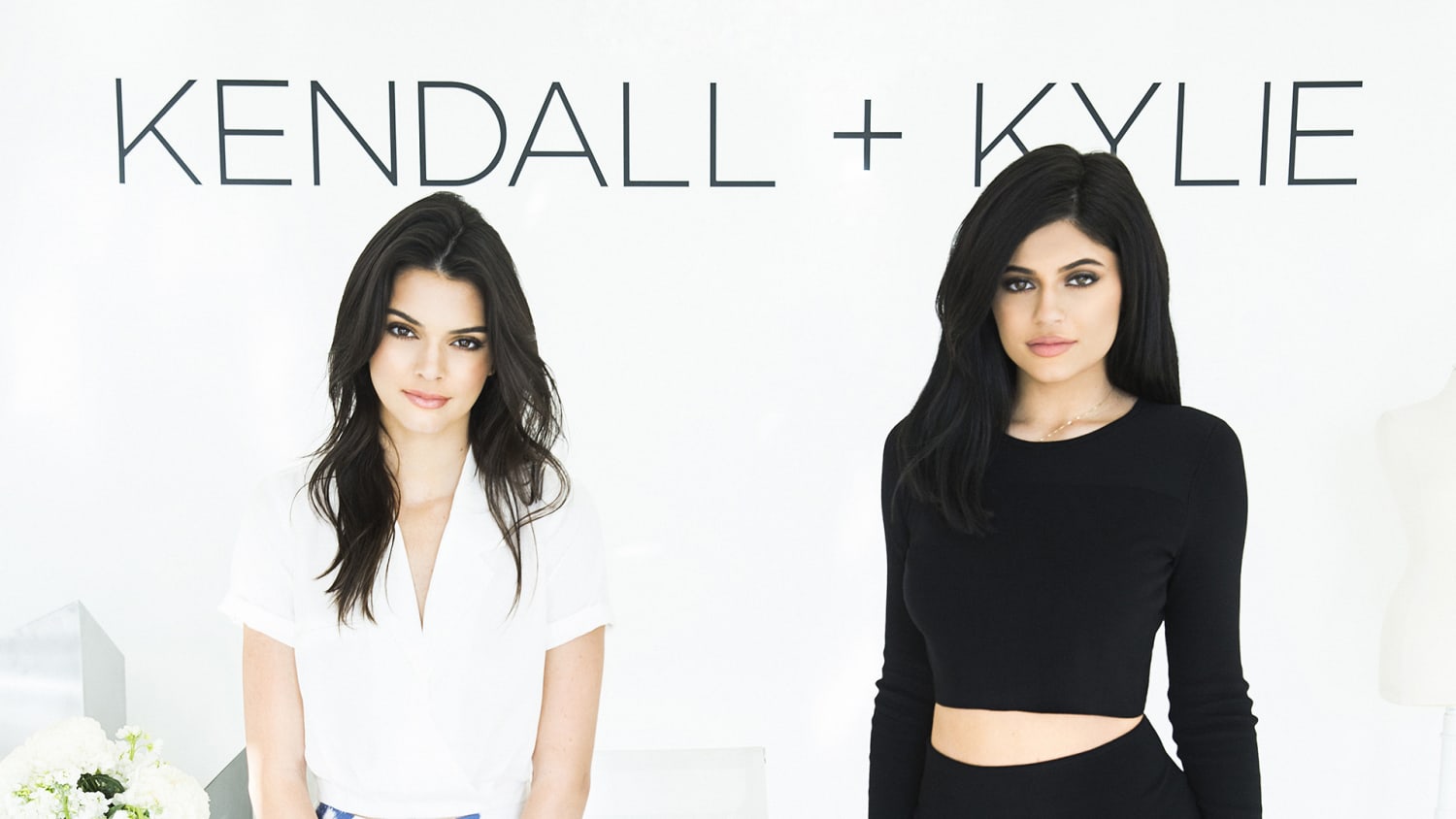 Bouwen op Wardianzaak Bij wet Kendall and Kylie Jenner debut brand-new clothing line: See their top looks!